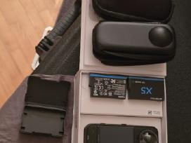Insta360 x5 2 baterijos, 2 dekliukai,moto priedai