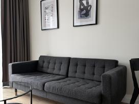 Trivietė tamsiai pilkos spalvos sofa