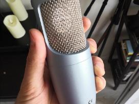 Akg p200