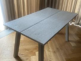 Ikea pilkos spalvos valgomojo stalas