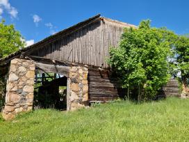 Sklypas su buvusio dvaro kluono griuvėsiais