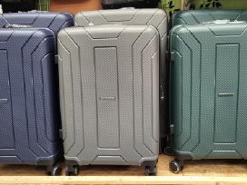 Įvairių dydžių ir spalvų lagaminai