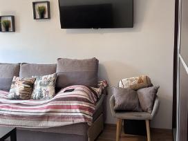 Dovanojama prieškambario spinta ir sofa lova