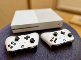 Xbox One S 1 TB su 2 originaliais pulteliais