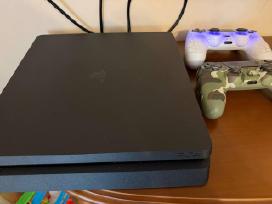 Parduodamas Playstation 4 Slim + 2 pulteliai