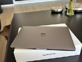 MacBook Pro idealus stovis. Space Gray spalva