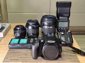 Canon 250d su objaktyvais ir blykste su siustuvu