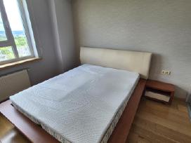 Dvigulė lova 160x200 su antčiužiniu ir spintele