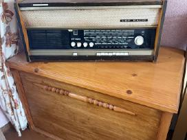 Veikianti antikvarinė radija Vef Radio su patefonu