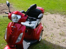 Elektrinis triratis motoroleris, rida tik 19 km