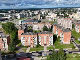 Erdvus šeimos butas su 2 balkonais ir holu – puiki