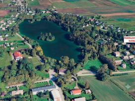 Išskirtinėje vietoje prie ežero – mūrinis namas