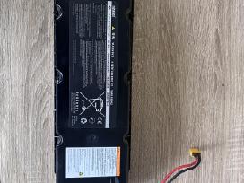 Parduodu akumuliatorių ir ratus ninebot