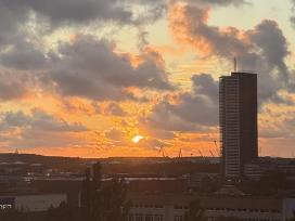 3 kambarių butas renovuotame name Baltijos pr.