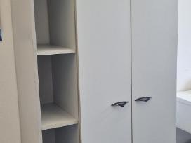 Šviesus naudotas biuro komplektas ir odinė sofa