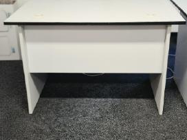 Šviesus naudotas biuro komplektas ir odinė sofa