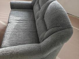 Sofa su miegama dalimi