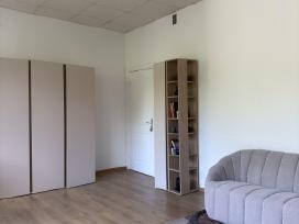 Dvivietė sofa, spinta, lentyna, kėdės, paveikslai