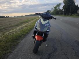 Įvairūs motoroleriai