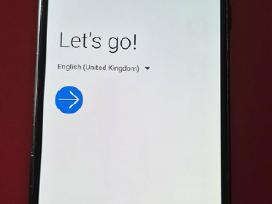 Samsung Galaxy A8, su įkrovikliu