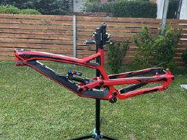 Downhill dviračio rėmas ir amortizatorius