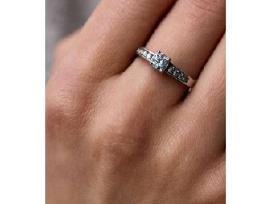 Balto 750 prabos Aukso Žiedas Su Deimantais 0.65ct