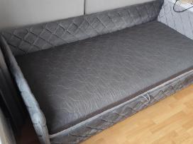 Parduodama viengulė lova su čiužiniu.
