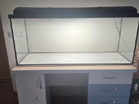Akvariumas su spintele