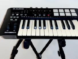 M-audio Oxygen 25 Midi klaviatūra su stovu