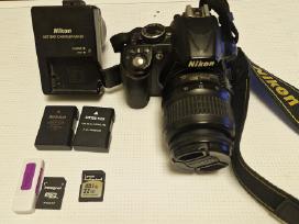 Nikon D3100 su objektyvu