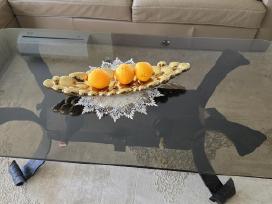 Stalas su kalvystės elementais