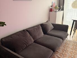 Pilka aksominė sofa