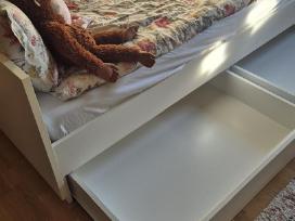 Lova su stalčiais