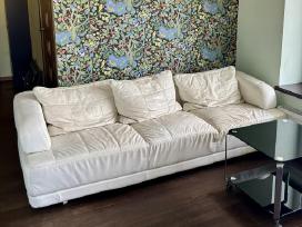 Parduodu baltą odinę sofą-lovą su patalynės dėže