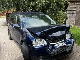 Daužtas VW Touran 2005m Variklis veikia, yra Ta