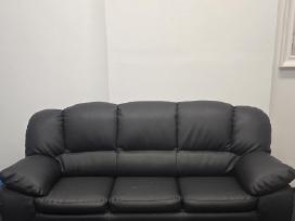 Juoda odinė sofa