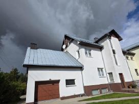 Kraštinis kotedžas Stetiškėse su 2 garažais