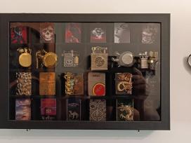 Zippo žiebtuvėliai stendas, dėžė, dėklas.