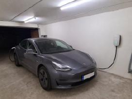 Garažas elektromobiliui su įkrovimo stotele