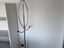 Chromuoto metalo pastatoma drabužių kabykla