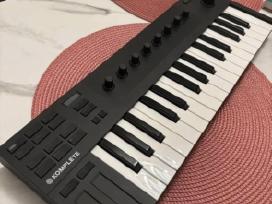 Native Instruments Mk32 + dustcap
