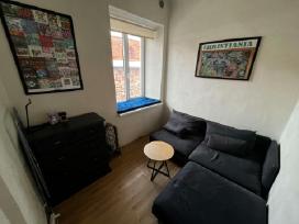 Sofa su staliuku