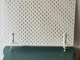 Perforuota lenta prie stalo 56x56cm