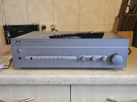 Nad C525bee stiprintuvas su distanciniu pultu.