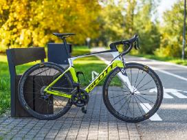 Scott Foil 30 su karboniniais Mavic Cosmic ratais