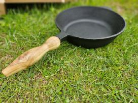 Skelbimo 'Nauja ketaus keptuve 24 cm su medinė rankena' paveikslėlis