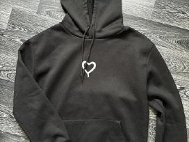 Skelbimo 'Juodas džemperis su gobtuvu ir širdele / Hoodie' paveikslėlis