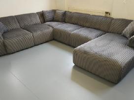 Nauja, didelė U formos kampinė sofa.