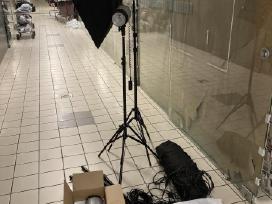 3 studijinės foto blykstės su stovais ir sofboxai