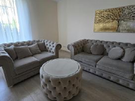 Chesterfield stiliaus sofų komplektas su staliuku